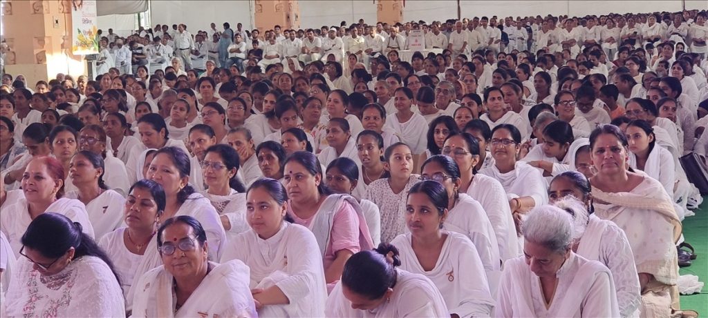 मासिक संगठित योग साउथ दिल्ली छत्तरपुर स्थित विशाल मां कात्यायनी मंदिर के मार्कण्डेय हॉल में आयोजन